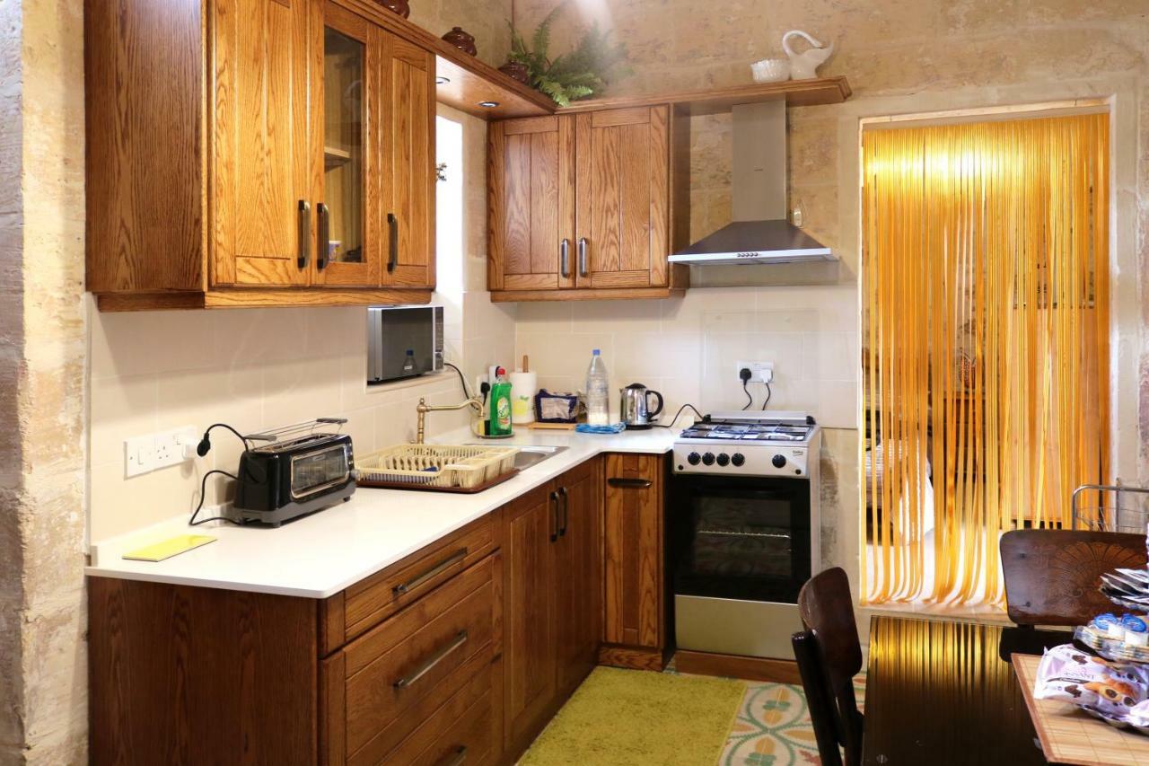5 Minute Walk From Malta Airport Villa Gudja Bagian luar foto