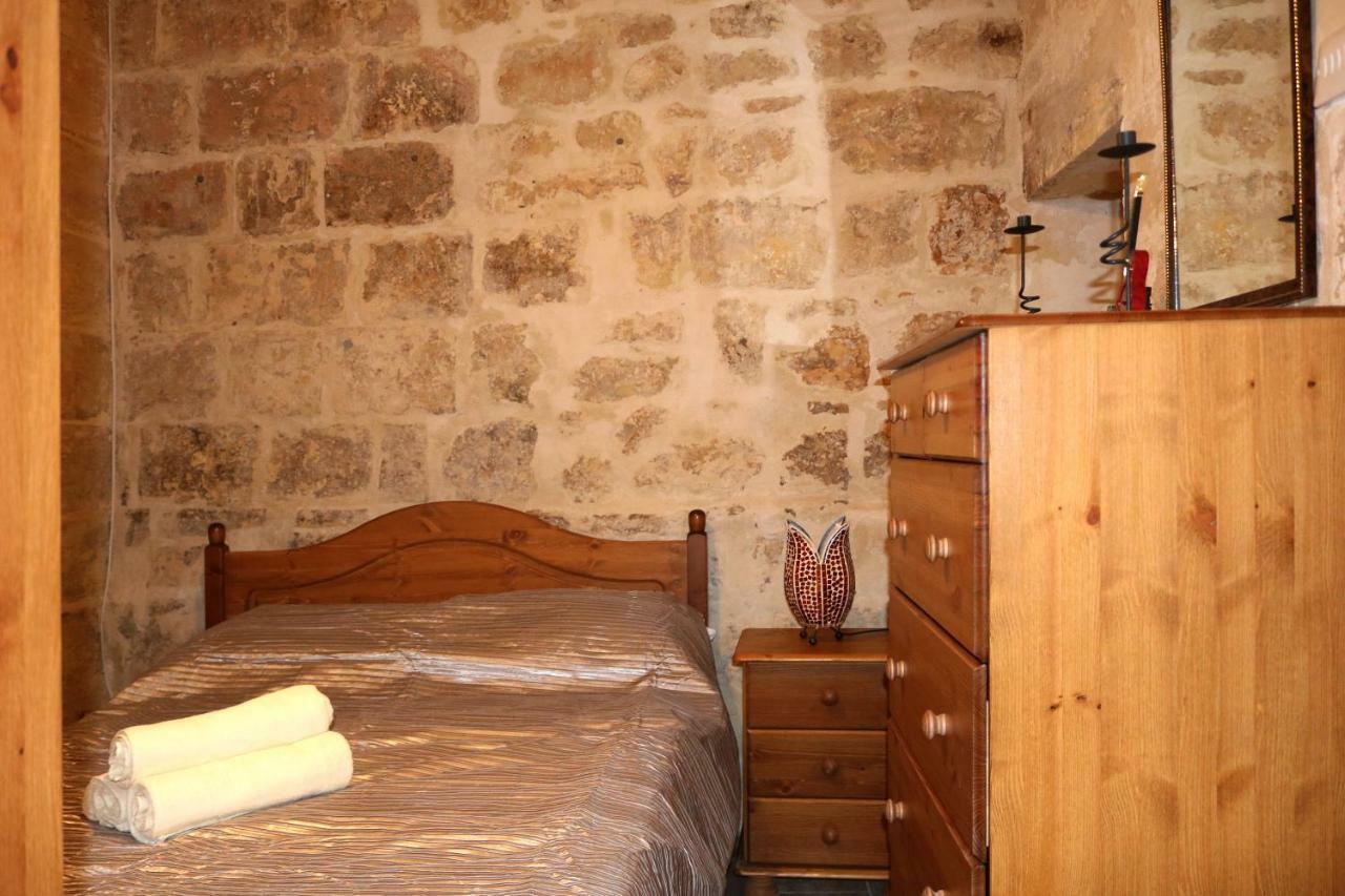 5 Minute Walk From Malta Airport Villa Gudja Bagian luar foto