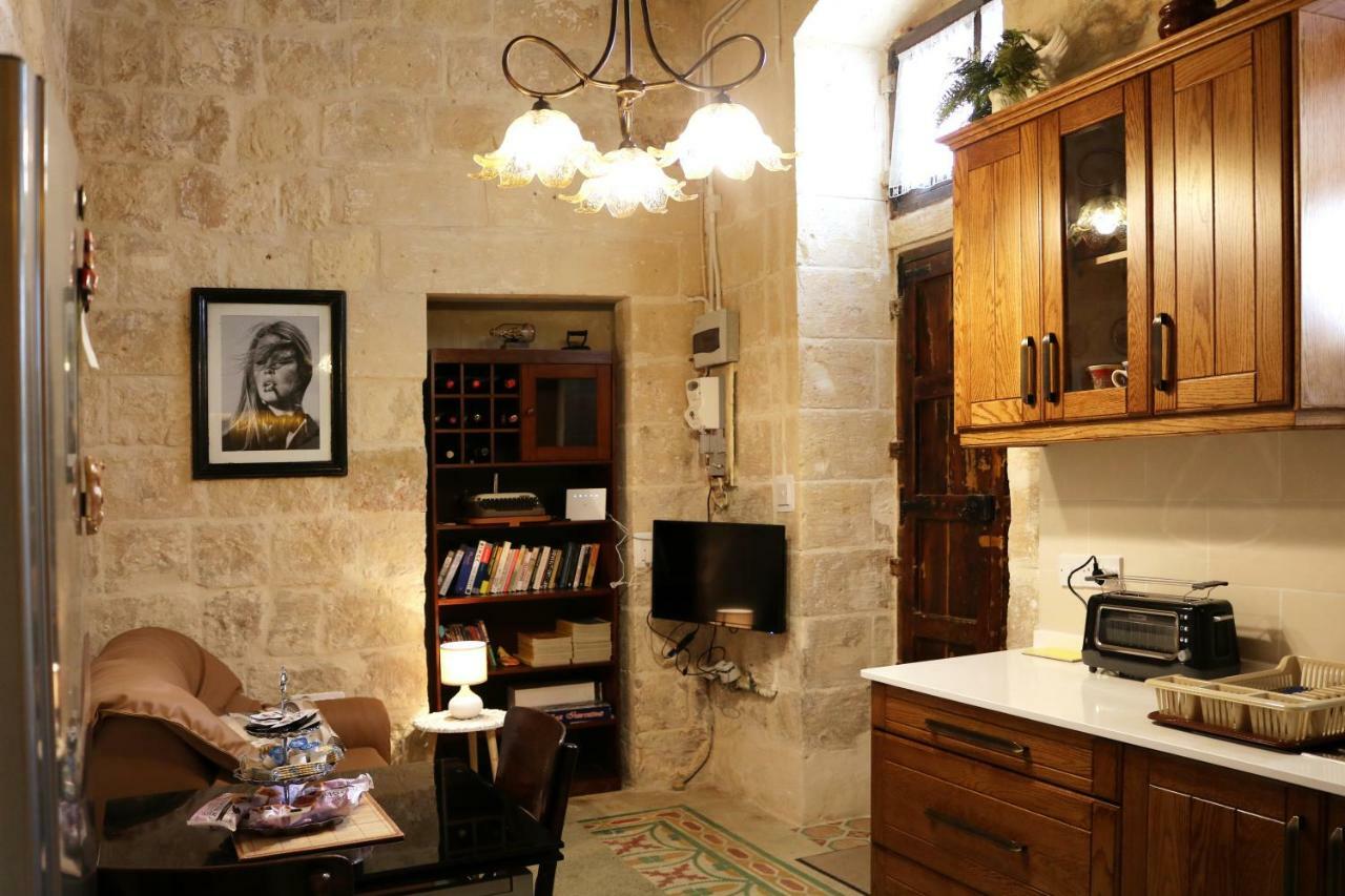 5 Minute Walk From Malta Airport Villa Gudja Bagian luar foto