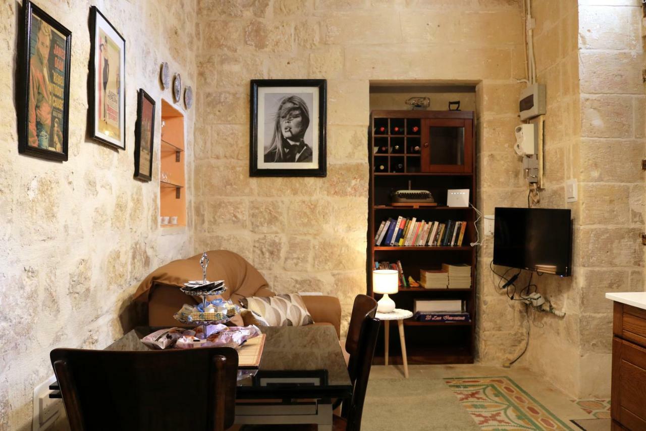 5 Minute Walk From Malta Airport Villa Gudja Bagian luar foto