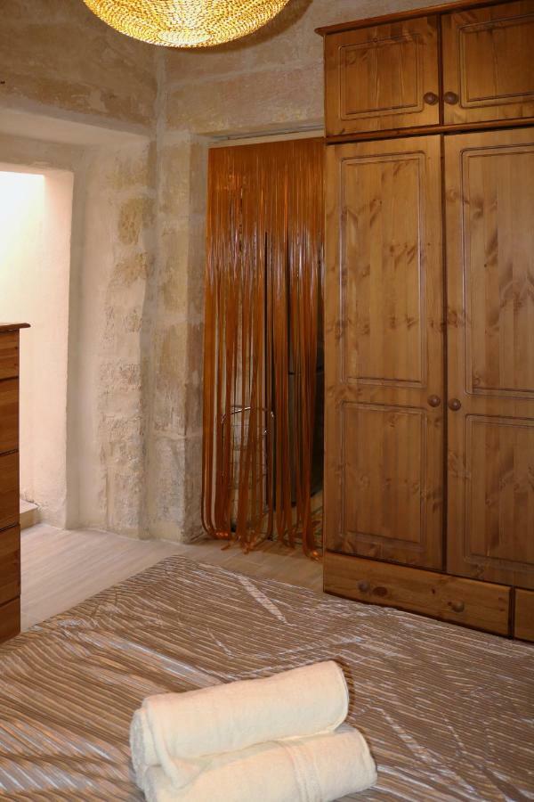 5 Minute Walk From Malta Airport Villa Gudja Bagian luar foto